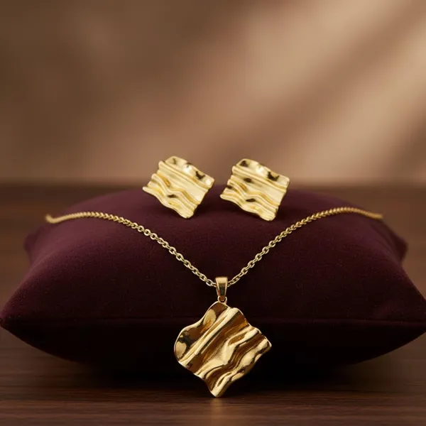 Gold_Texture_Necklace_With_Pendant_And_Earrings_Diamond_Shape_Design