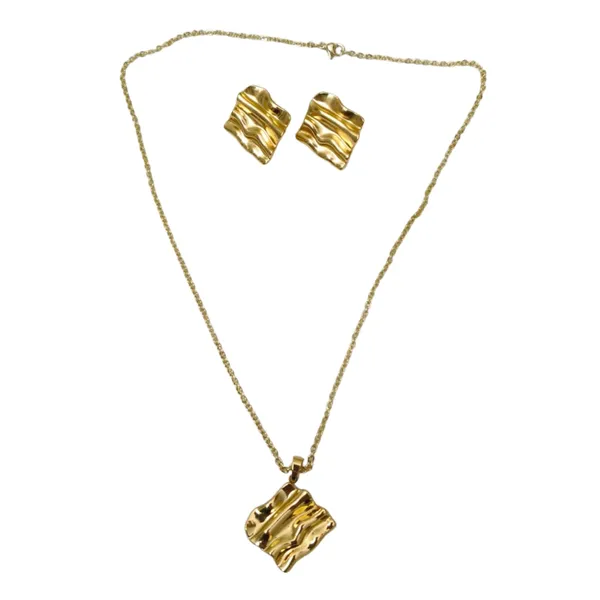Gold_Texture_Necklace_With_Pendant_And_Earrings_Diamond_Shape_Design