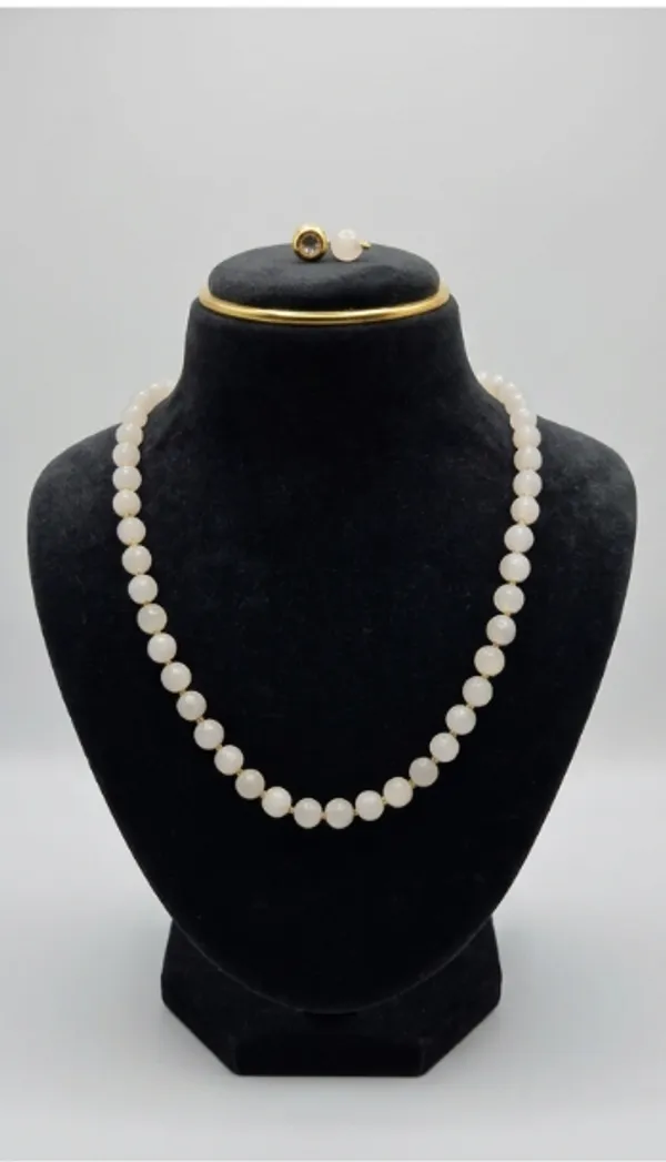 Onyx_Milky_White_Beads_Necklace_With_Golden_Earrings