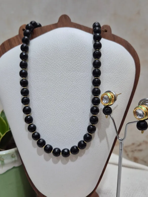 Black_Onyx_Necklace_With_Golden_Earrings