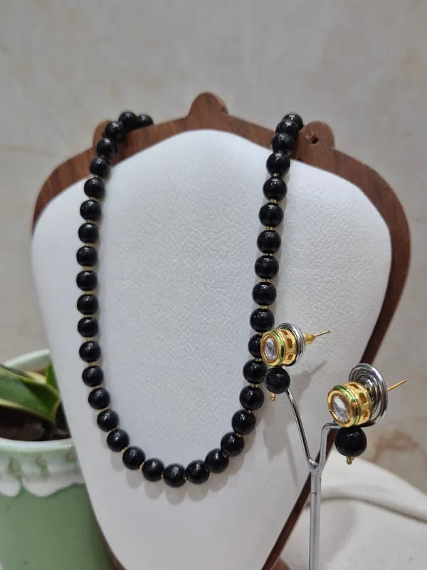Black_Onyx_Necklace_With_Golden_Earrings