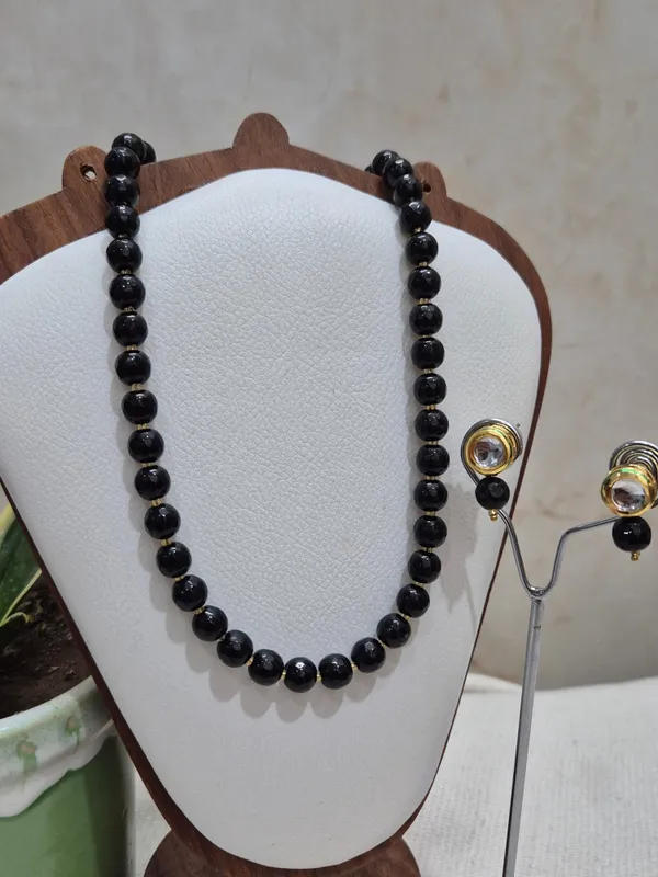 Black_Onyx_Necklace_With_Golden_Earrings