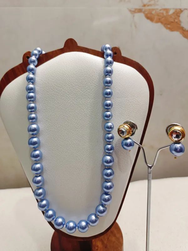 Blue_Pearl_With_Golden_Earrings