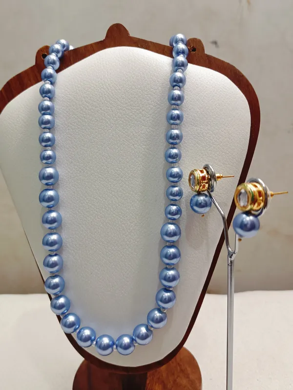 Blue_Pearl_With_Golden_Earrings