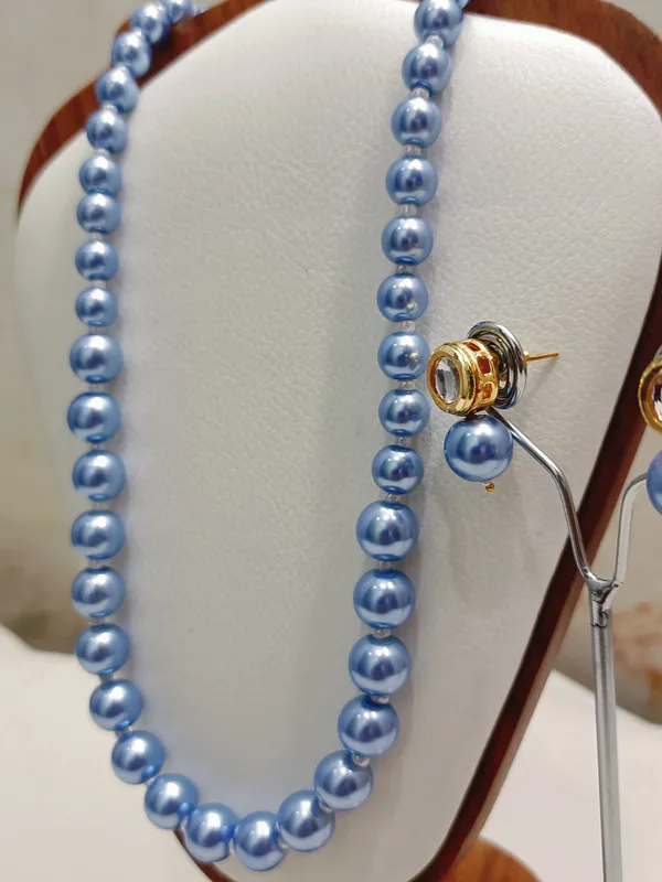 Blue_Pearl_With_Golden_Earrings