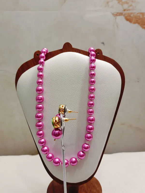 Bright_Pink_Pearl_With_Golden_Earrings