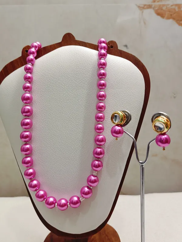Bright_Pink_Pearl_With_Golden_Earrings