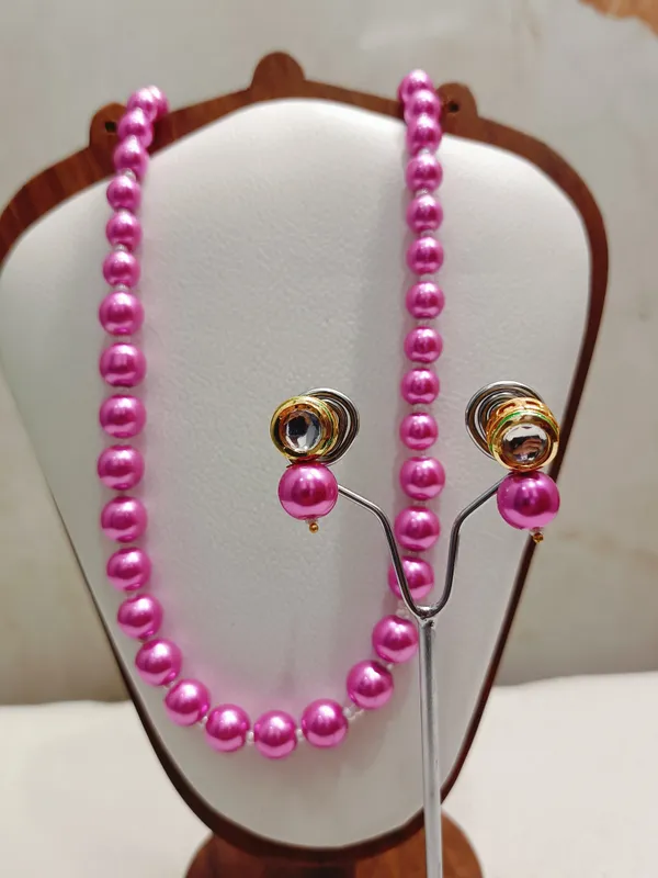 Bright_Pink_Pearl_With_Golden_Earrings