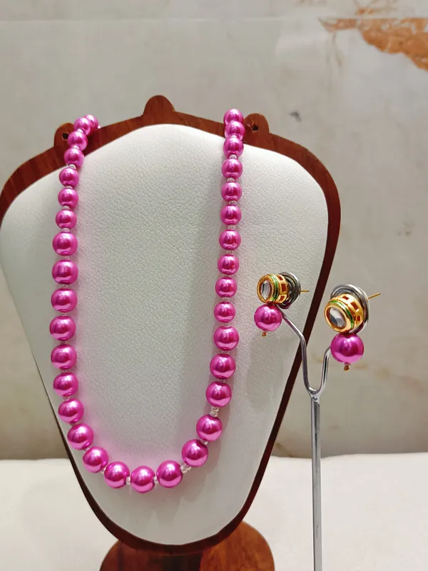 Bright_Pink_Pearl_With_Golden_Earrings