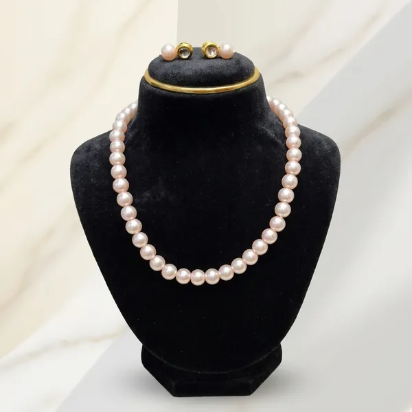 Pink_Pearl_Necklace_With_Golden_Earrings