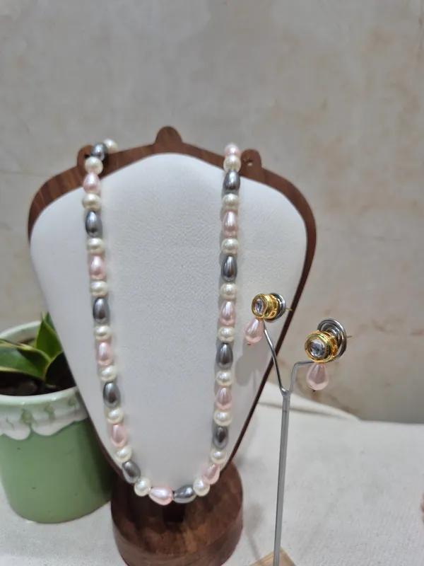 Multicolor_Pearl_Necklace_With_Golden_Earrings