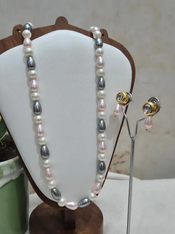 Multicolor_Pearl_Necklace_With_Golden_Earrings