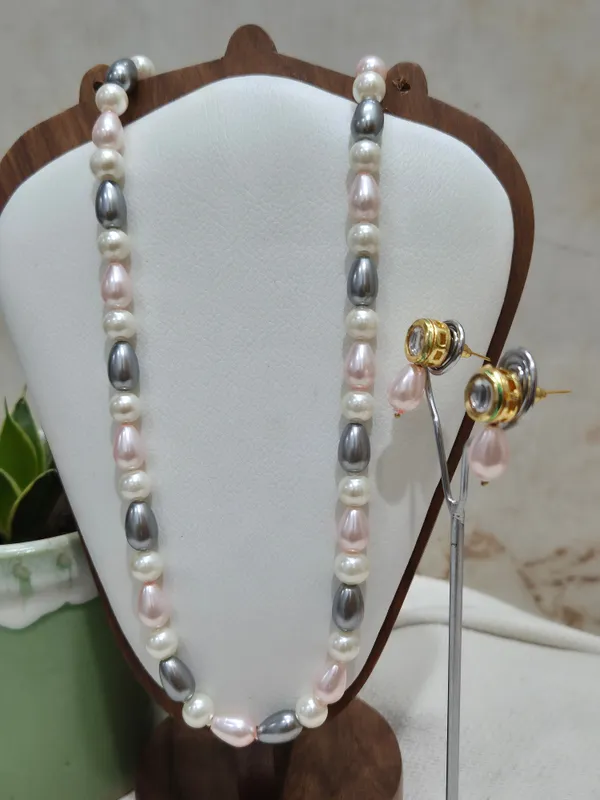 Multicolor_Pearl_Necklace_With_Golden_Earrings