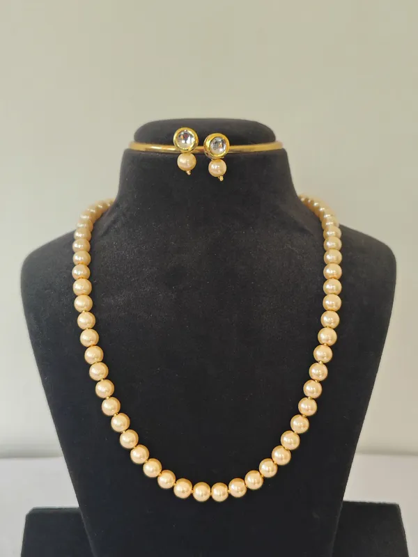 Light_Golden_Pearl_With_Golden_Earrings