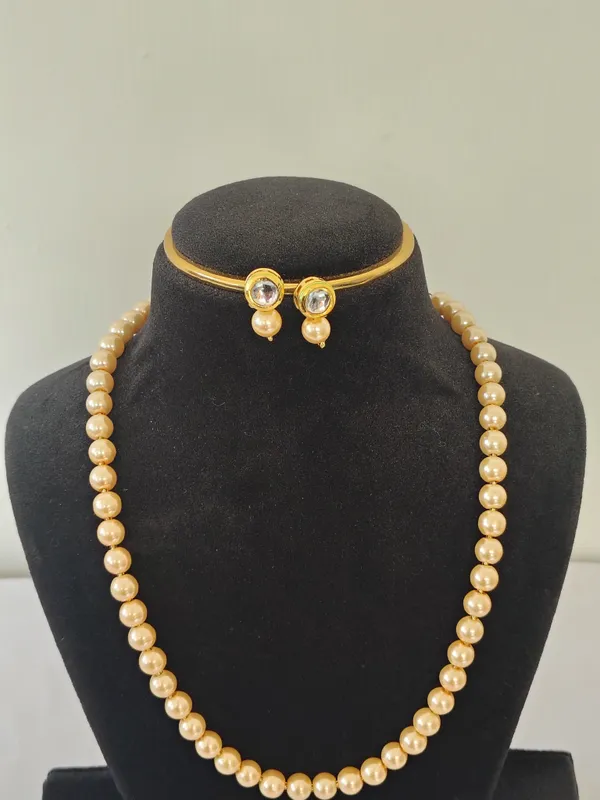Light_Golden_Pearl_With_Golden_Earrings