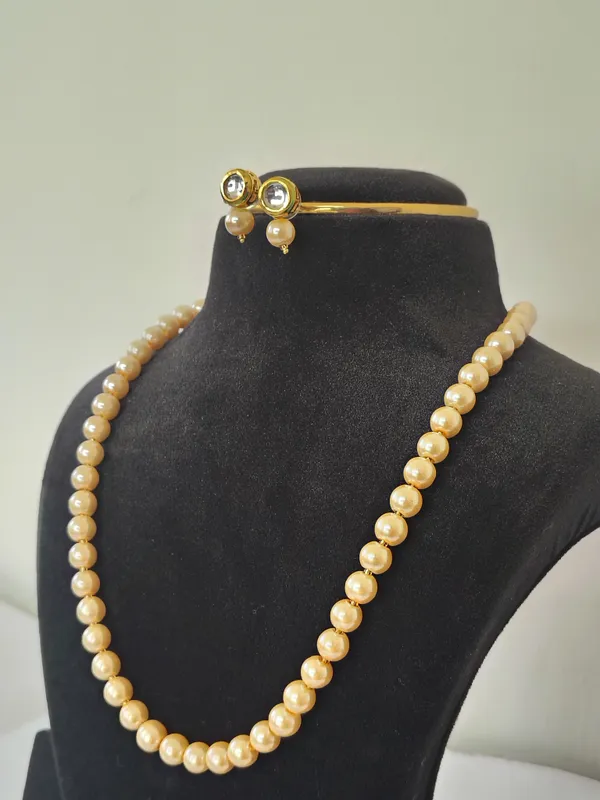 Light_Golden_Pearl_With_Golden_Earrings