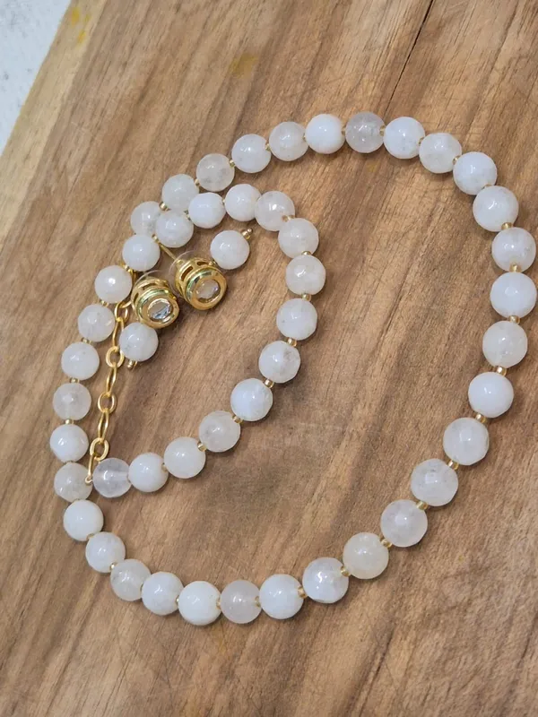 Onyx_Milky_White_Beads_Necklace_With_Golden_Earrings