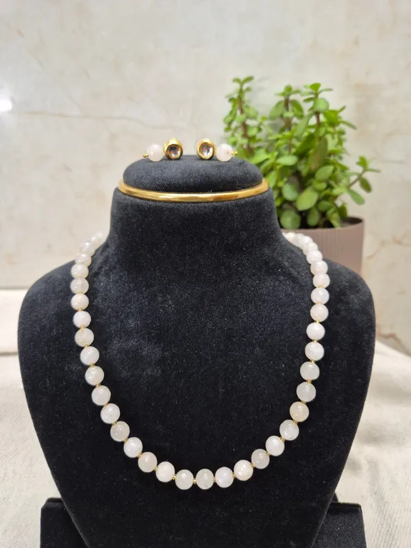 Onyx_Milky_White_Beads_Necklace_With_Golden_Earrings