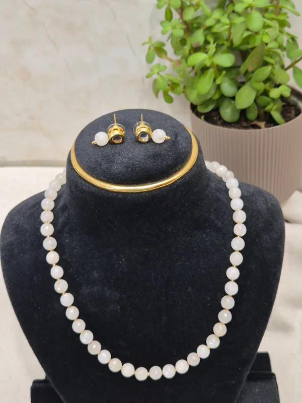 Onyx_Milky_White_Beads_Necklace_With_Golden_Earrings