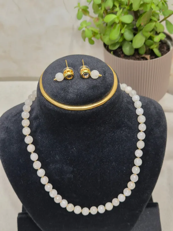 Onyx_Milky_White_Beads_Necklace_With_Golden_Earrings