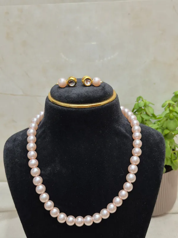 Pink_Pearl_Necklace_With_Golden_Earrings