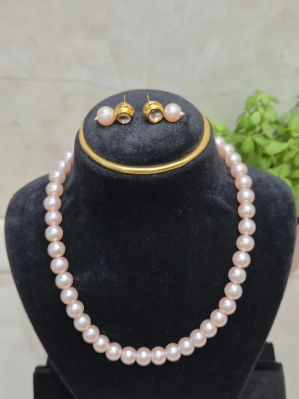 Pink_Pearl_Necklace_With_Golden_Earrings