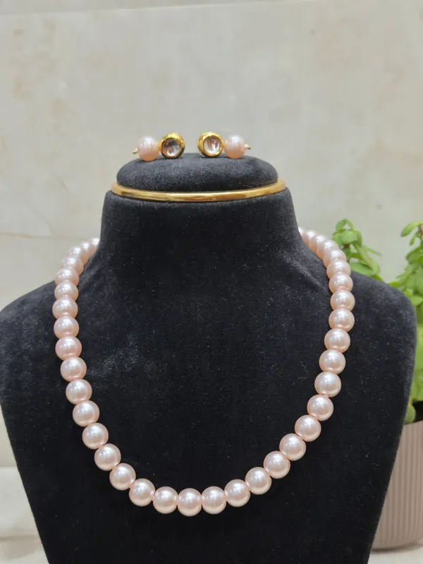 Pink_Pearl_Necklace_With_Golden_Earrings
