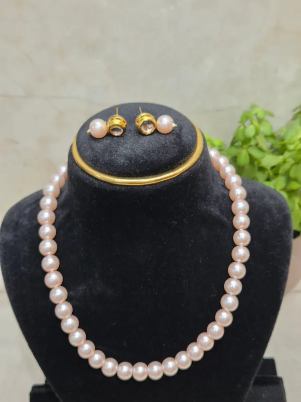Pink_Pearl_Necklace_With_Golden_Earrings