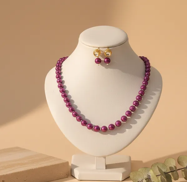 Purple_Pearl_With_Golden_Earrings