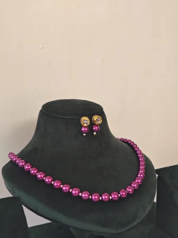 Purple_Pearl_With_Golden_Earrings