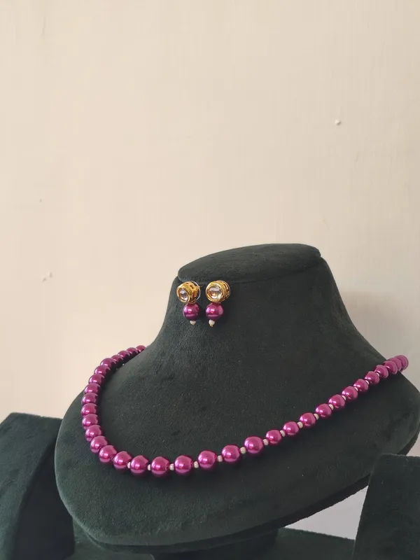 Purple_Pearl_With_Golden_Earrings