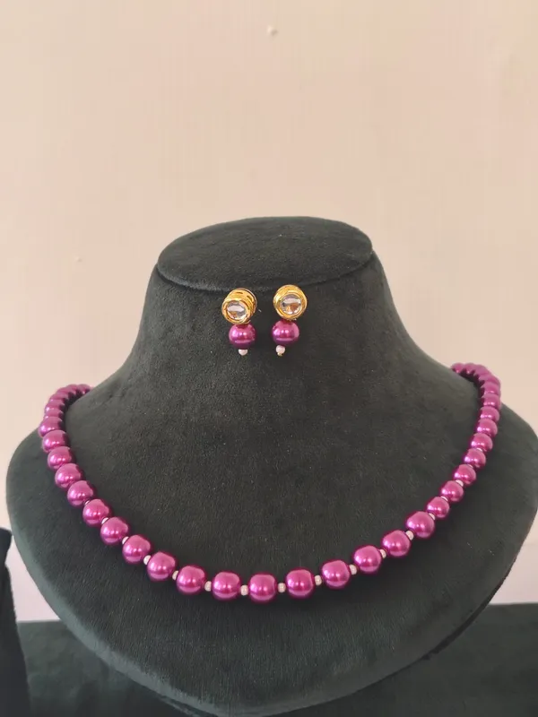 Purple_Pearl_With_Golden_Earrings