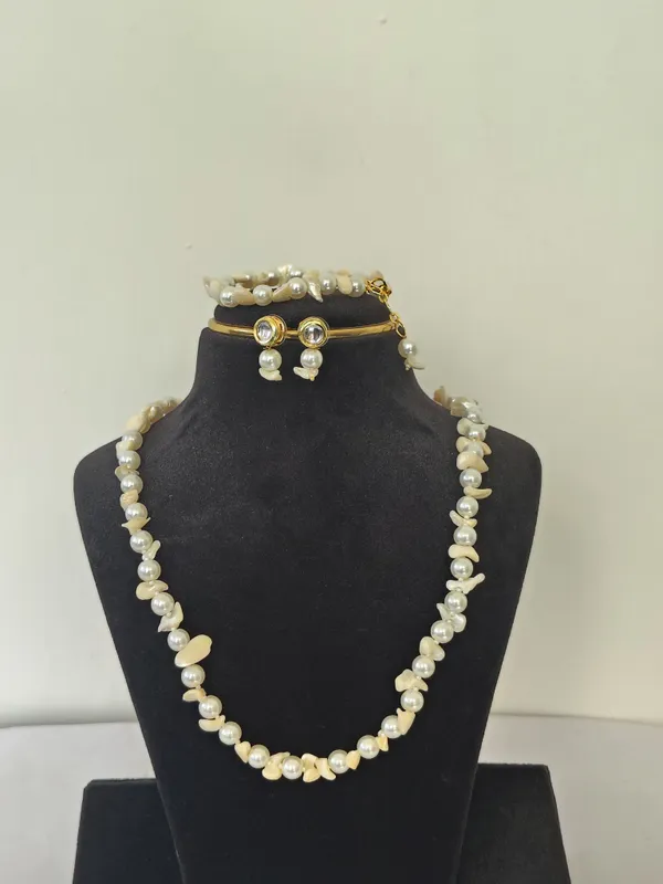 Unique_White_Pearl_Necklace_With_Earring_And_Bracelet