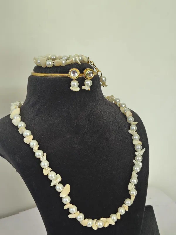 Unique_White_Pearl_Necklace_With_Earring_And_Bracelet