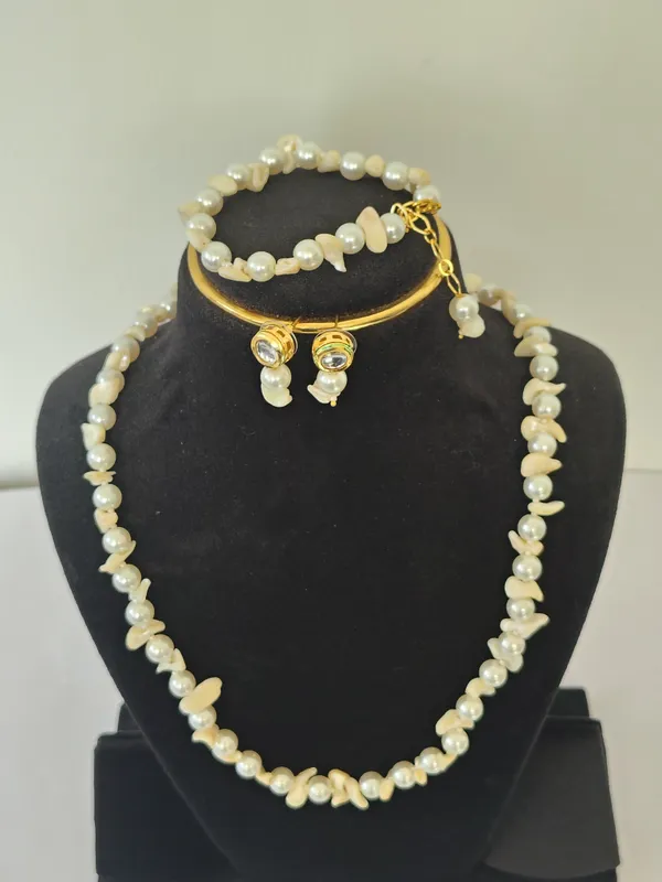 Unique_White_Pearl_Necklace_With_Earring_And_Bracelet