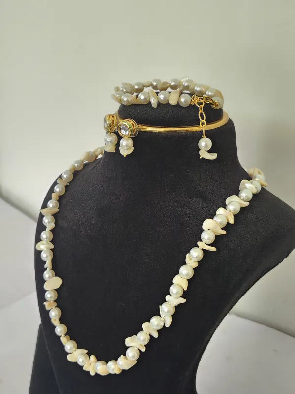 Unique_White_Pearl_Necklace_With_Earring_And_Bracelet
