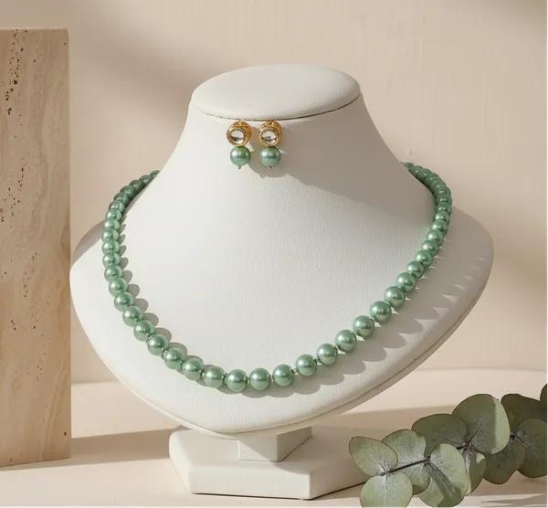 Sea_Green_Pearl_With_Golden_Earrings