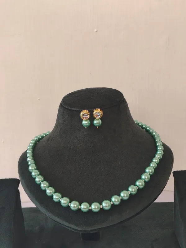 Sea_Green_Pearl_With_Golden_Earrings