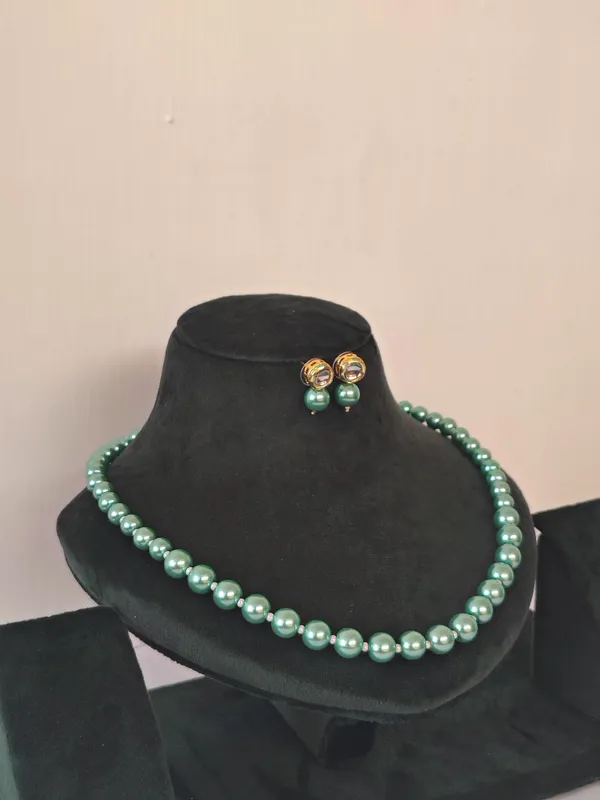 Sea_Green_Pearl_With_Golden_Earrings