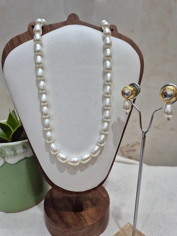 White_Drop_Shaped_Pearl_With_Earrings