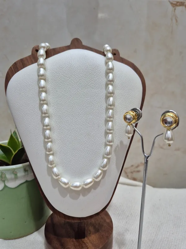 White_Drop_Shaped_Pearl_With_Earrings