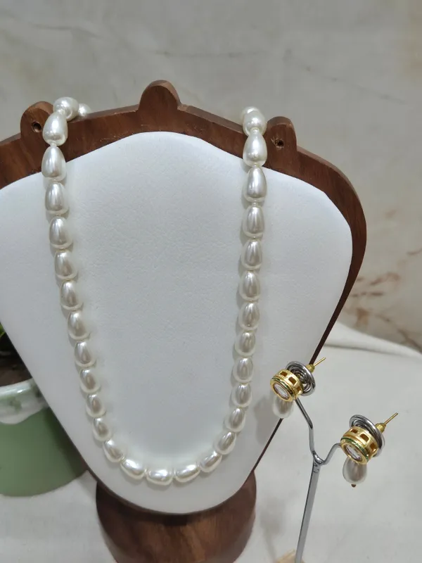 White_Drop_Shaped_Pearl_With_Earrings