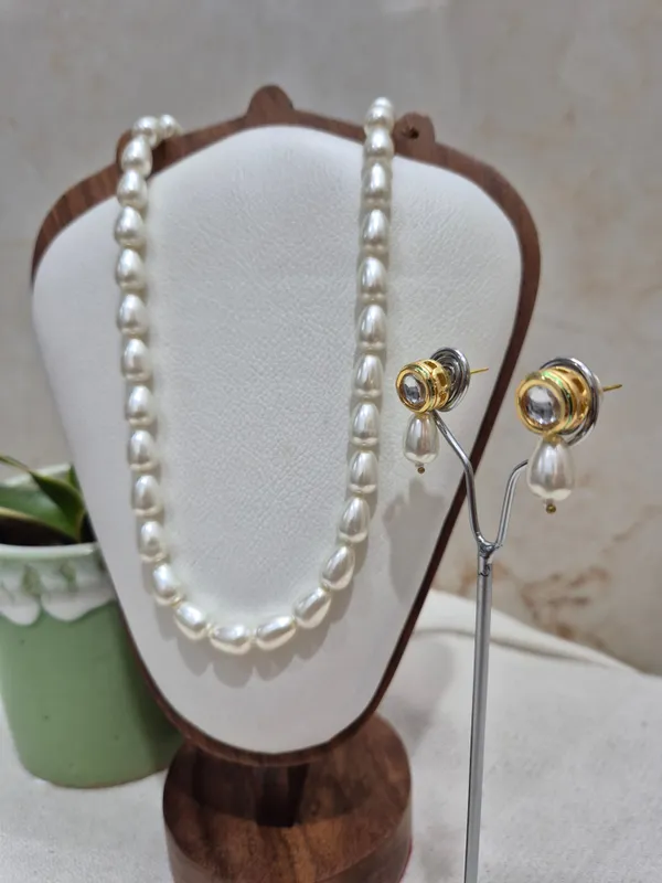 White_Drop_Shaped_Pearl_With_Earrings