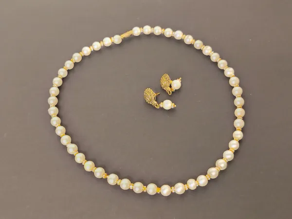 White_&_Golden_Pearl_Necklace_With_Matching_Earrings