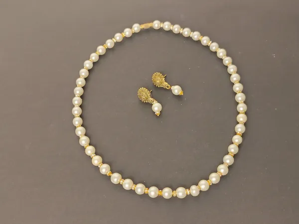 White_&_Golden_Pearl_Necklace_With_Matching_Earrings