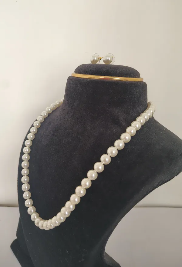 White_Pearl_With_Matching_Earrings