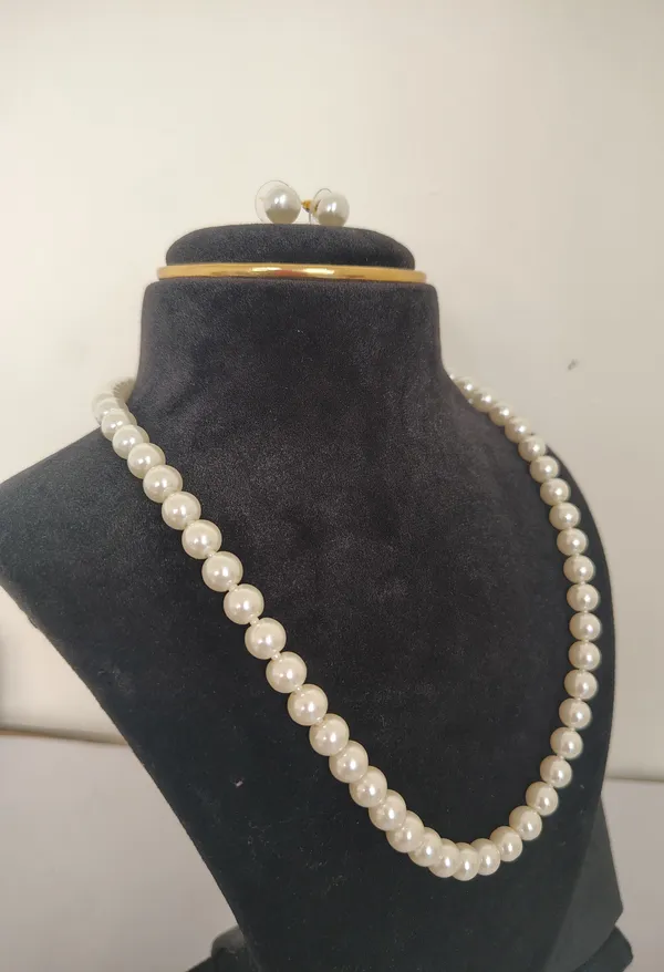 White_Pearl_With_Matching_Earrings