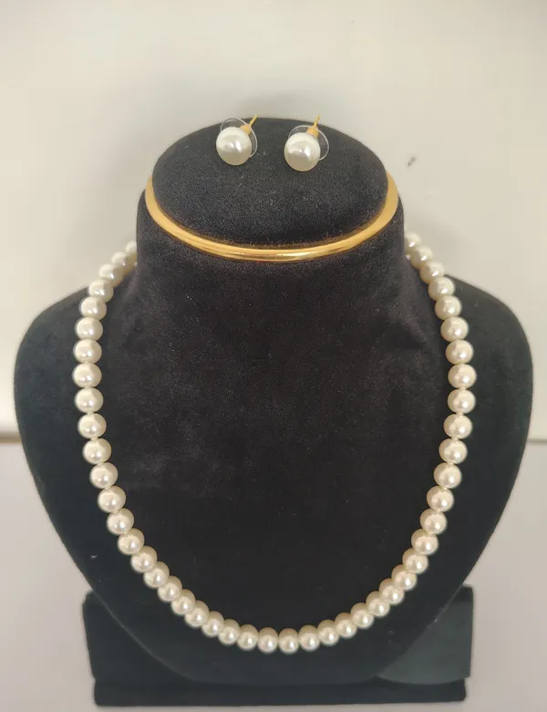 White_Pearl_With_Matching_Earrings