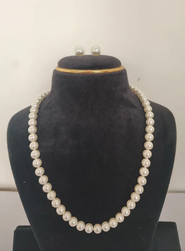 White_Pearl_With_Matching_Earrings