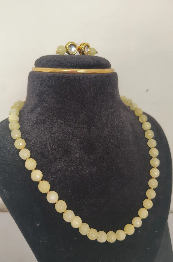 Light_Yellow_Onyx_Necklace_With_Golden_Earings